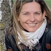 Übersetzerin, die bei der Erstellung schriftlicher Texte auf Englisch behilflich ist